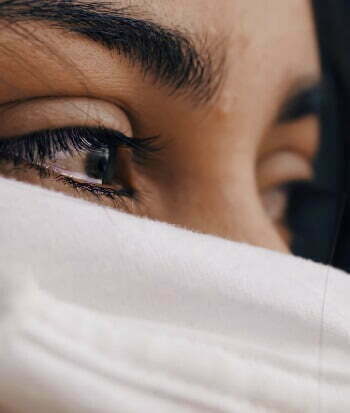 mujer con mirada triste y profunda